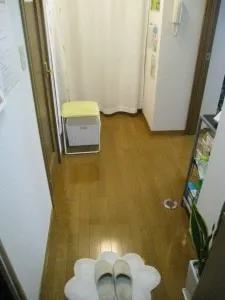 初回の方は玄関を入ってすぐが待合室になりますのでカルテの記入などをしていただきます。